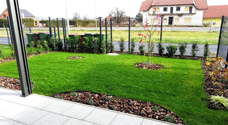 Kompozicija okrasnih gred s trajnicami in grmovnicami tri mesece po prenovi atrijskega vrta v Morju pri Framu